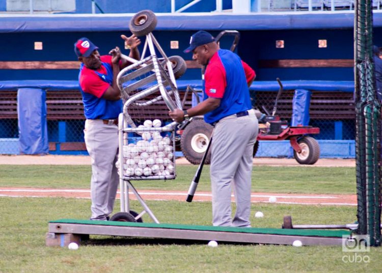 Preparación de la preselección de Cuba al Clásico Mundial de Béisbol, en el estadio Latinoamericano, en La Habana. Foto: Otmaro Rodríguez.