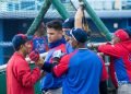 Ariel Martínez (c), junto a otros peloteros, durante los entrenamientos de la preselección de Cuba al Clásico Mundial de Béisbol, en el estadio Latinoamericano, en La Habana. Foto: Otmaro Rodríguez.