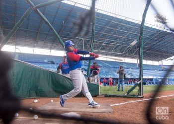 Ariel Martínez en una práctica de bateo, durante los entrenamientos de la preselección de Cuba al Clásico Mundial de Béisbol, en el estadio Latinoamericano, en La Habana. Foto: Otmaro Rodríguez.