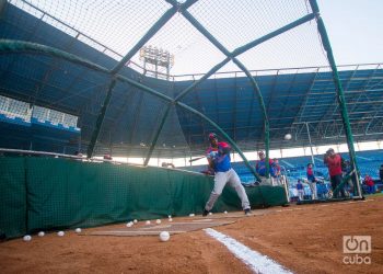 Preparación de la preselección de Cuba al Clásico Mundial de Béisbol, en el estadio Latinoamericano, en La Habana. Foto: Otmaro Rodríguez.