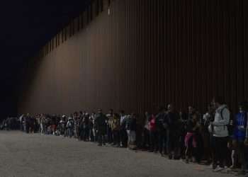 Migrantes en la frontera (Yuma, Arizona) en espera de ser procesados. Foto: CNN.