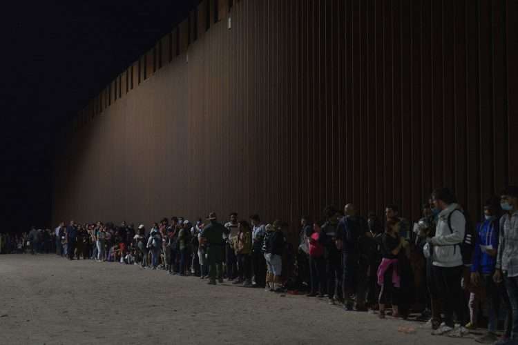 Migrantes en la frontera (Yuma, Arizona) en espera de ser procesados. Foto: CNN.