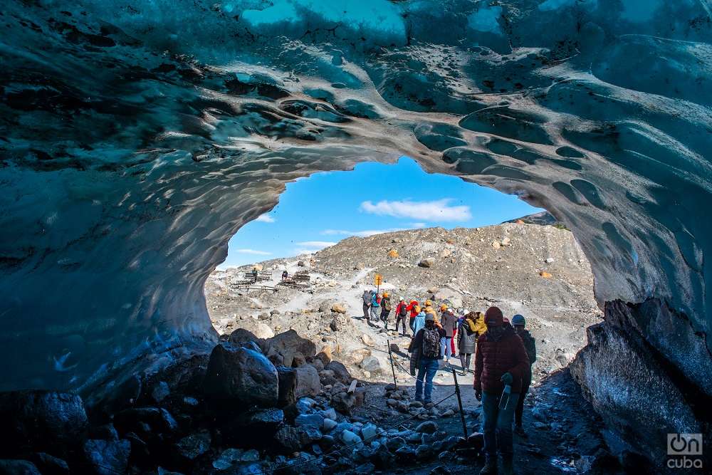 Una cueva de paredes y techo natural de hielo entre el glaciar y la montaña. Foto: Kaloian.