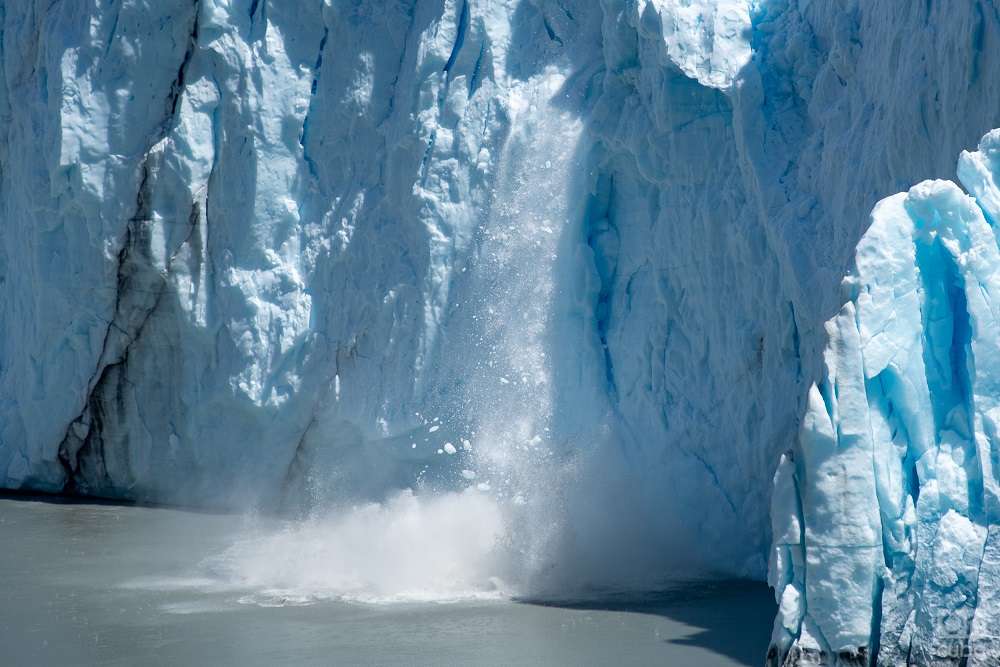 Desprendimiento de hielo en el Glaciar Perito Moreno. Foto: Kaloian.
