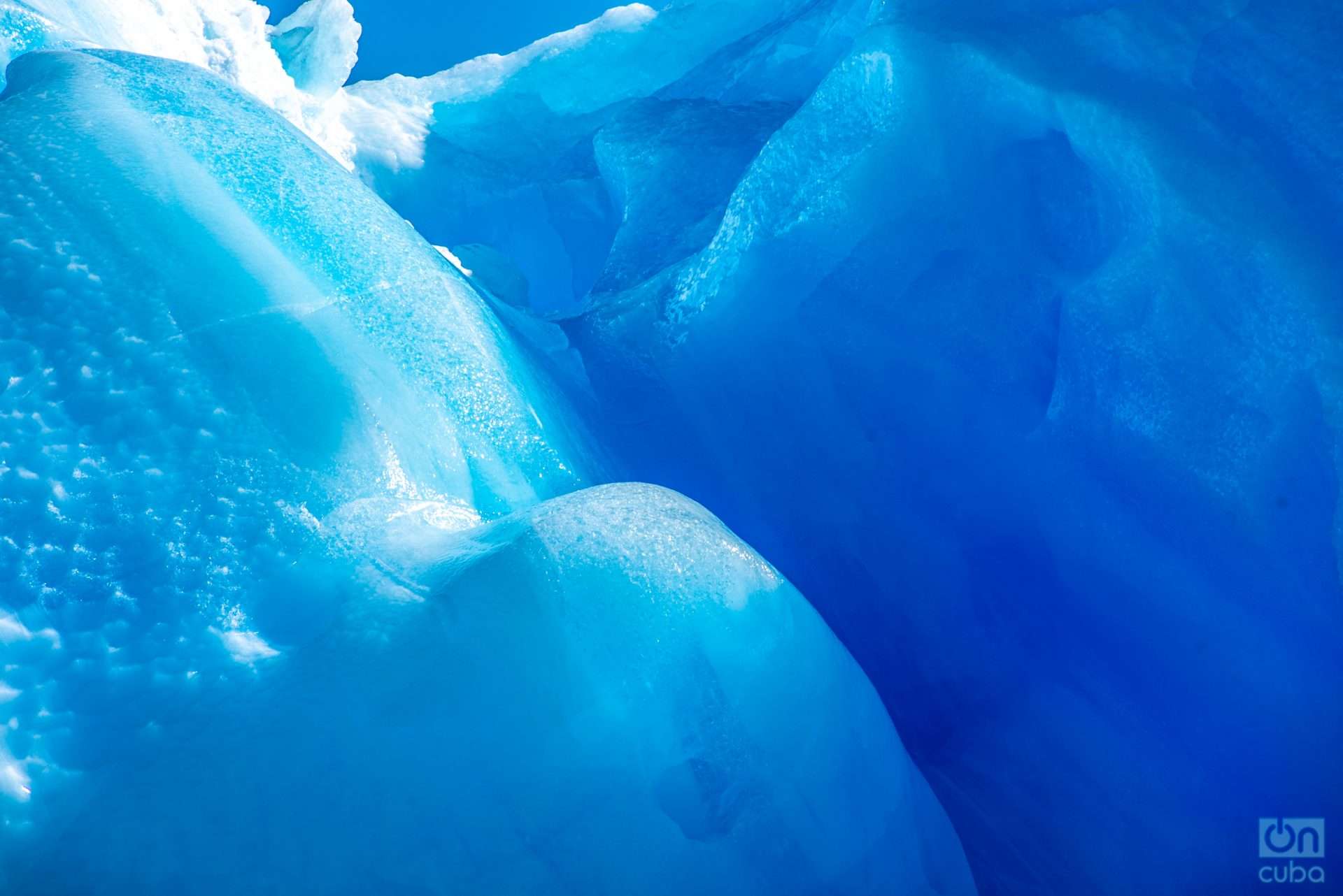 El hielo puro es azul porque absorbe más la luz roja y refleja luz azul.