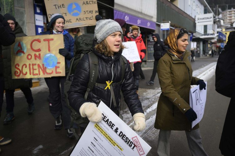 Thunberg, que fue detenida brevemente por la policía en Alemania a principios de esta semana en una protesta contra la ampliación de una mina de carbón, no habló durante la manifestación. Foto: LAURENT GILLIERON/EFE/EPA.