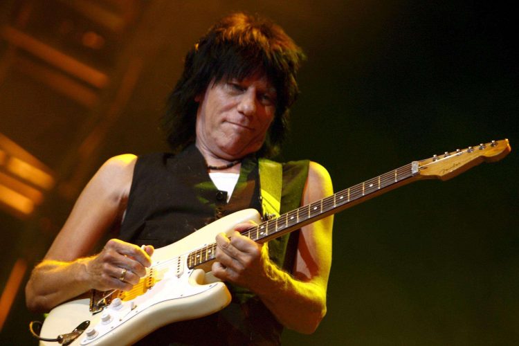 Quien recibió varios Grammy y fue miembro del Salón de la Fama del Rock por su carrera en solitario (2009) y como miembro de Yardbirds (1992), llegó a formar la banda Jeff Beck Group con Rod Stewart como cantante. Foto: LAURENT GILLIERON/EFE/EPA.