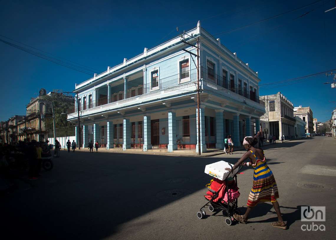 En este edificio estuvo el Club Atenas, de carácter clasista, hoy es un circulo infantil. Foto: Otmaro Rodríguez.