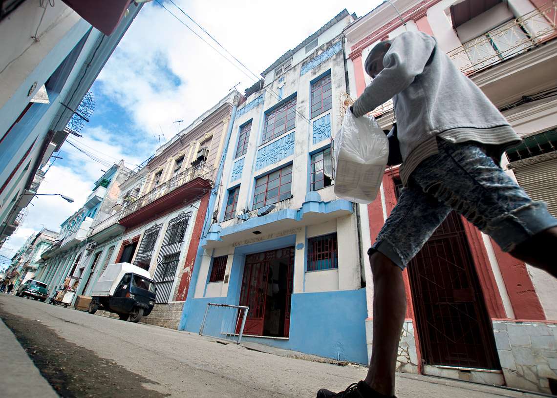 En este edifico de color azul en la calle Revillagigedo se inauguró la Asociación de Carteros. Foto: Otmaro Rodríguez.