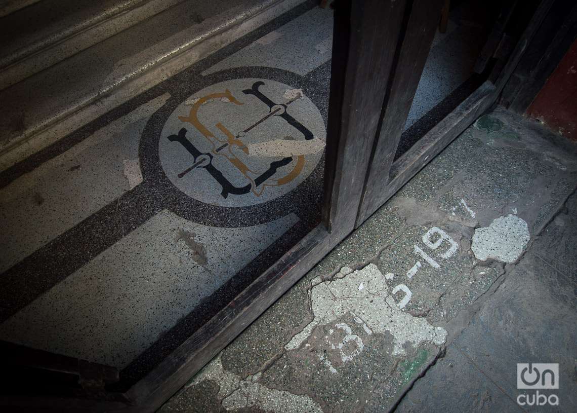 Entrada de la antigua sociedad Unión Fraternal, la cual fue fundada en 1886, en la calle Revillagigedo. Foto: Otmaro Rodríguez.