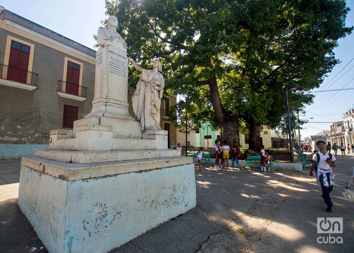 Monumento al padre Manuel de Jesús Dobal, párroco de la Iglesia de Jesus, Maria y José. Foto: Otmaro Rodríguez.