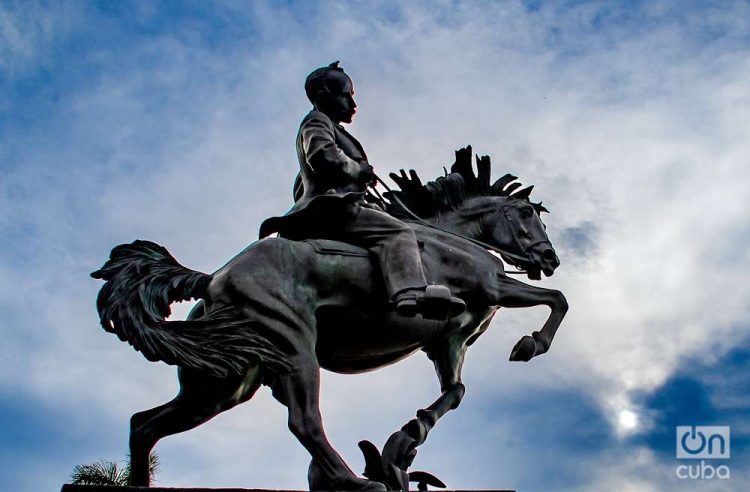 En el parque 13 de Marzo de La Habana Vieja se encuentra una réplica de la estatua ecuestre de José Martí situada desde 1950 en el Central Park de Nueva York. Foto: Kaloian.