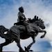 En el parque 13 de Marzo de La Habana Vieja se encuentra una réplica de la estatua ecuestre de José Martí situada desde 1950 en el Central Park de Nueva York. Foto: Kaloian.