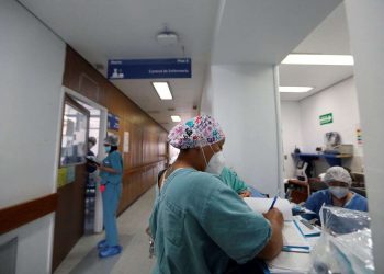 Personal médico cubano en un hospital de Ciudad México. Foto: Sáshenka Gutiérrez/EFE.