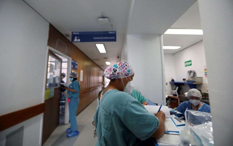 Personal médico cubano en un hospital de Ciudad México. Foto: Sáshenka Gutiérrez/EFE.