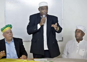 Roberto Padrón Silva (c), presidente de la Asociación Cultural Yoruba de Cuba, durante la presentación de la "Letra del Año". Foto: EFE/ Ernesto Mastrascusa.