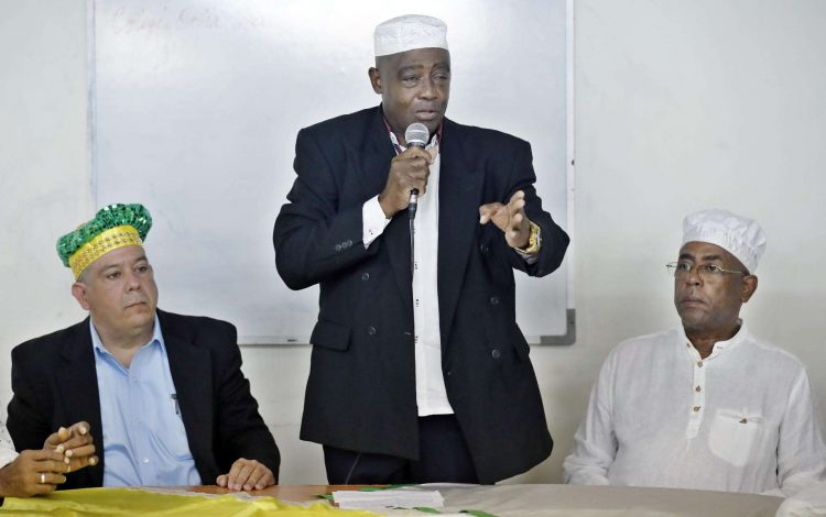 Roberto Padrón Silva (c), presidente de la Asociación Cultural Yoruba de Cuba, durante la presentación de la "Letra del Año". Foto: EFE/ Ernesto Mastrascusa.