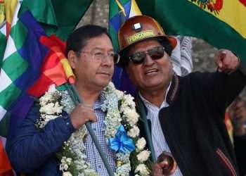 Luis Arce, actual presidente de Bolivia, junto al ahora expresidente de ese país, y su rival por el liderazgo del MAS, Evo Morales. Foto: EFE / Archivo.