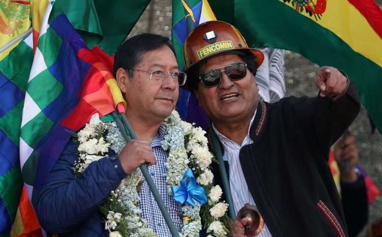 Luis Arce, actual presidente de Bolivia, junto al ahora expresidente de ese país, y su rival por el liderazgo del MAS, Evo Morales. Foto: EFE / Archivo.