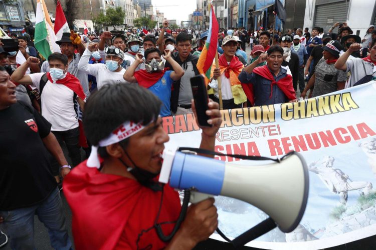 Decenas de personas participan en una nueva marcha antigubernamental convocada en el marco de la denominada "toma de Lima". Foto:  Hugo Curotto/EFE.