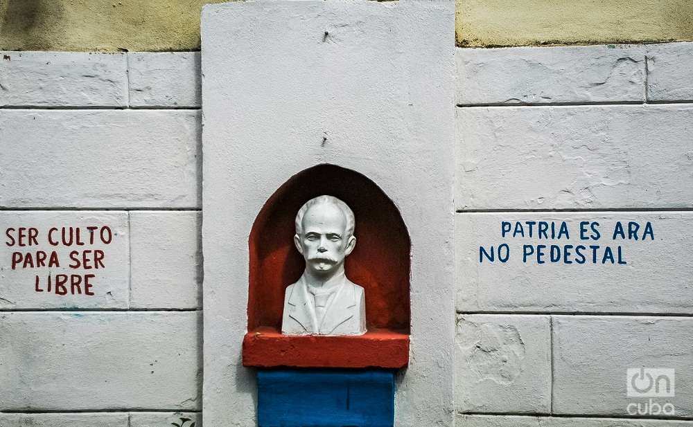 Busto de Martí en una calle de Santiago de Cuba. Foto: Kaloian.