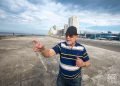 Miguel Cancio, fundador de Los Zafiros, en el malecón de La Habana, tras más de 20 años sin viajar a Cuba. Foto: Otmaro Rodríguez.