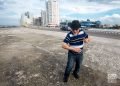 Miguel Cancio, fundador de Los Zafiros, en el malecón de La Habana, tras más de 20 años sin viajar a Cuba. Foto: Otmaro Rodríguez.