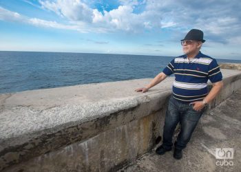 Miguel Cancio, fundador de Los Zafiros, en el malecón de La Habana, tras más de 20 años sin viajar a Cuba. Foto: Otmaro Rodríguez.