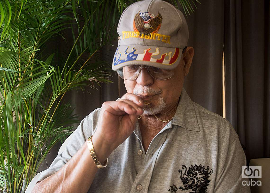 Miguel Cancio, fundador de Los Zafiros, besa una medalla de la Virgen de la Caridad del Cobre, en La Habana, tras más de 20 años sin viajar a Cuba. Foto: Otmaro Rodríguez.