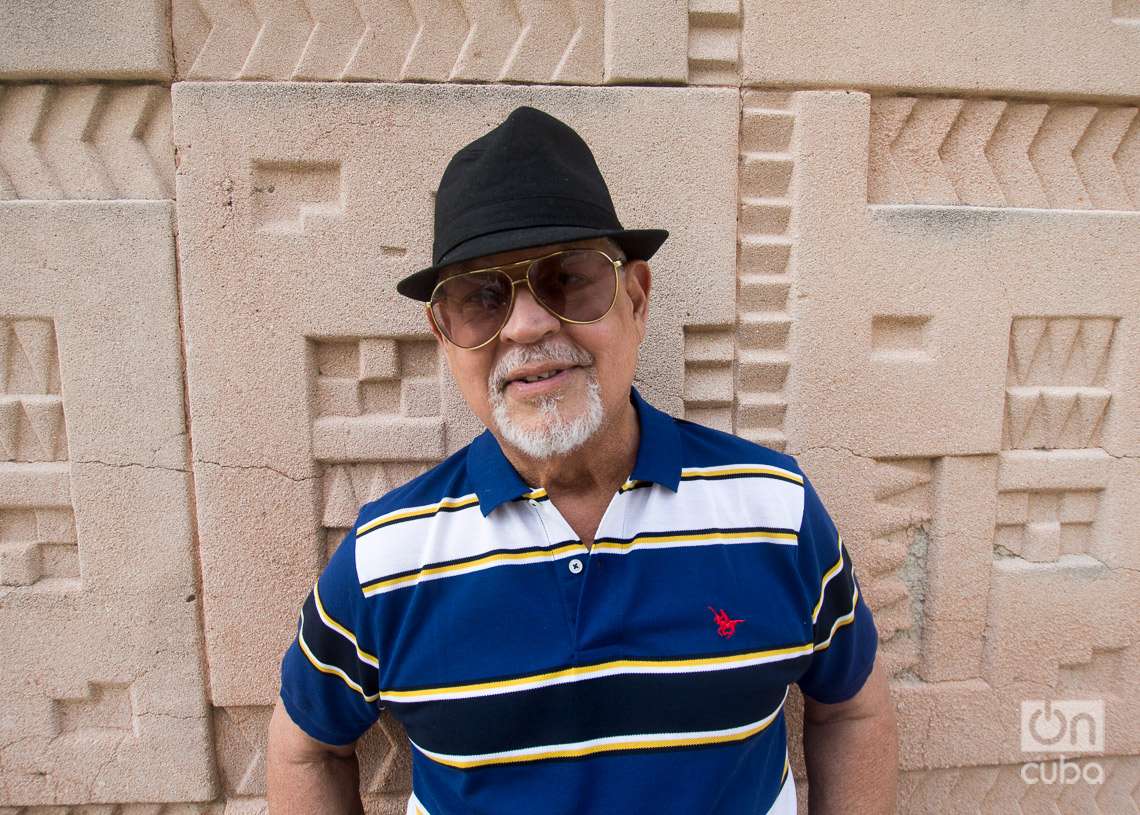Miguel Cancio, fundador de Los Zafiros, en una fachada del hotel Riviera, en La Habana. Foto: Otmaro Rodríguez.
