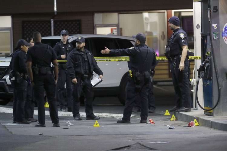 Autoridades acordonan la zona del tiroeo en Oakland, California, el lunes por la noche. Foto: CNN.