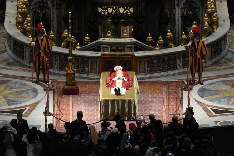 Capilla ardiente del papa emérito Benedicto XVI. Foto: EFE