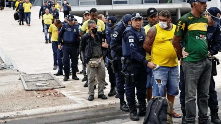 Detenciones a protagonistas de los disturbios en Brasilia, partidarios del expresidente Bolsonaro. Foto:  EFE.