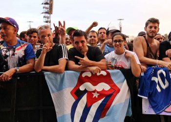 Fans de los Rolling Stones asisten su concierto gratuito el 25 de marzo de 2016, en la Ciudad Deportiva de La Habana. Foto: EFE/Alejandro Ernesto.