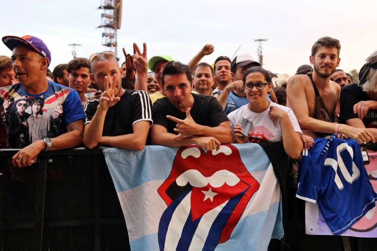 Fans de los Rolling Stones asisten su concierto gratuito el 25 de marzo de 2016, en la Ciudad Deportiva de La Habana. Foto: EFE/Alejandro Ernesto.