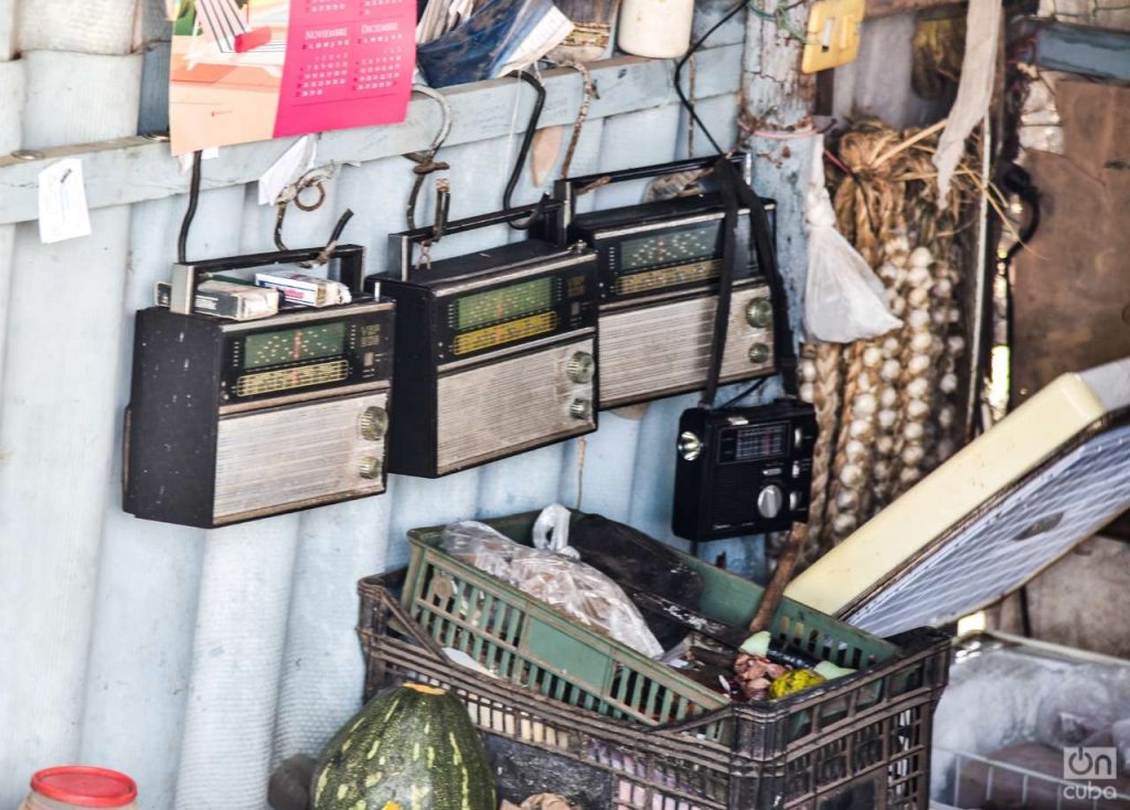 Aparatos de radio en un puesto de venta de frutas y vegetales Cuba. Foto: Kaloian.