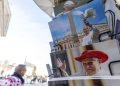 Postales en la plaza San Pedro en Ciudad del Vaticano, 31 de diciembre de 2022. Foto: EFE/EPA/Massimo Percossi.