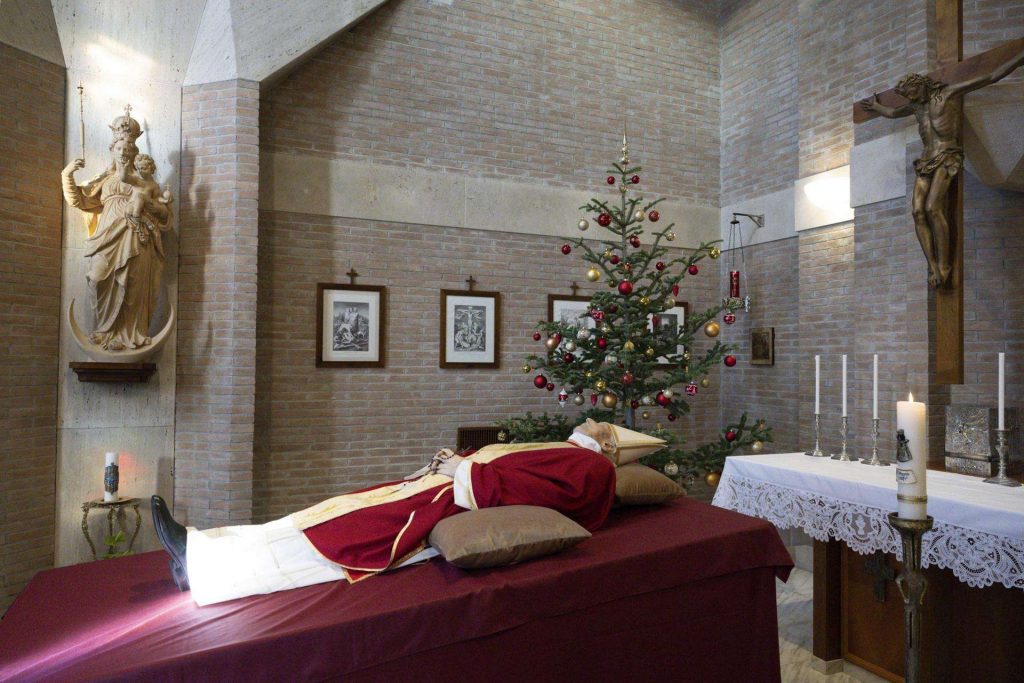 El cuerpo de Benedicto XVI (Joseph Ratzinger) en la capilla del monasterio Mater Ecclesiae en Ciudad del Vaticano, primero de enero de 2023. Foto: EFE/EPA/Vatican Media Handout.