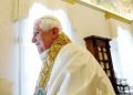 Benedicto XVI sale de su biblioteca privada al final de una audiencia con el presidente colombiano Alvaro Uribe Velez en Ciudad del Vaticano, el 30 de abril de 2009. Foto: EFE/EPA/Alberto Pizzoli.