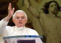 Benedicto XVI recita el Angelus en Castel Gandolfo, el primero de agosto de 2010. Foto: EFE/EPA/Ettore Ferrari.