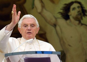 Benedicto XVI recita el Angelus en Castel Gandolfo, el primero de agosto de 2010. Foto: EFE/EPA/Ettore Ferrari.