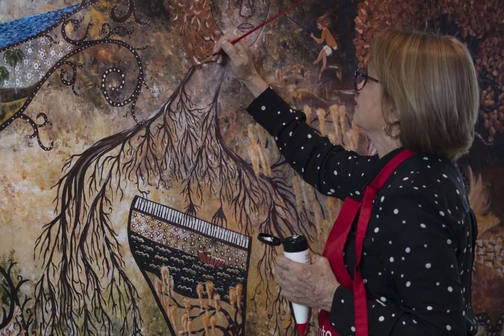 Retocando una obra en la galería del Palacio de Lombillo, La Habana, 2019. Foto Alejandro Ascuy. 