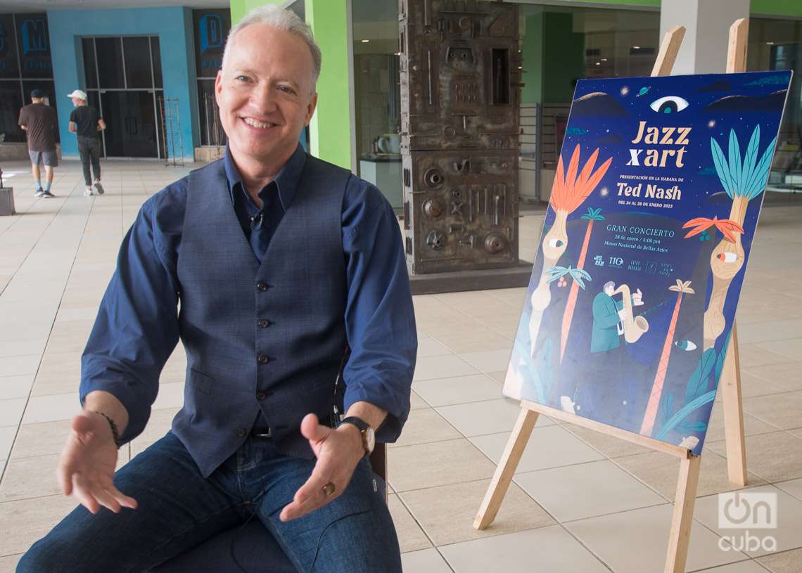 El músico estadounidense Ted Nash habla a la prensa sobre el proyecto "Jazz x Art", en el que participan jóvenes estudiantes cubanos, en el Museo Nacional de Bellas Artes, en La Habana. Foto: Otmaro Rodríguez.