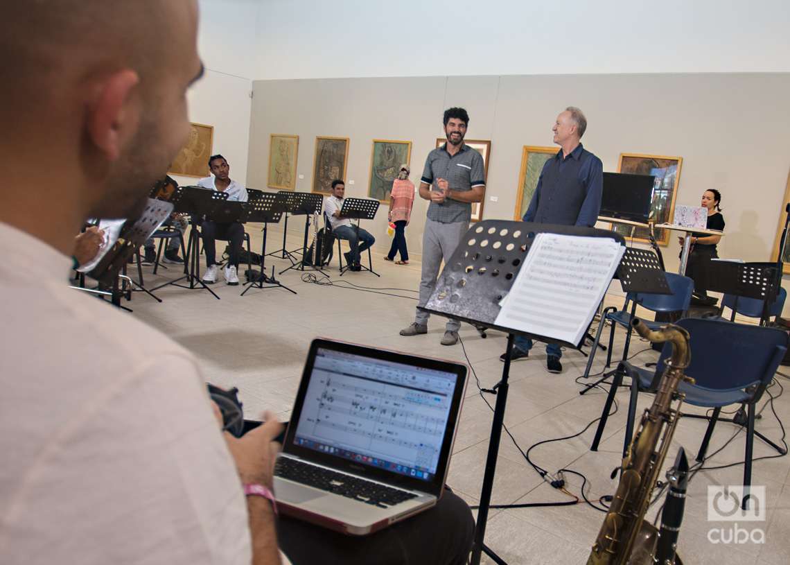 Taller impartido por el músico estadounidense Ted Nash con jóvenes estudiantes y profesores cubanos, en el Museo Nacional de Bellas Artes, en La Habana. Foto: Otmaro Rodríguez.