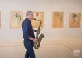 El músico estadounidense Ted Nash toca el saxofón durante un taller con jóvenes estudiantes cubanos, en el Museo Nacional de Bellas Artes, en La Habana. Foto: Otmaro Rodríguez.