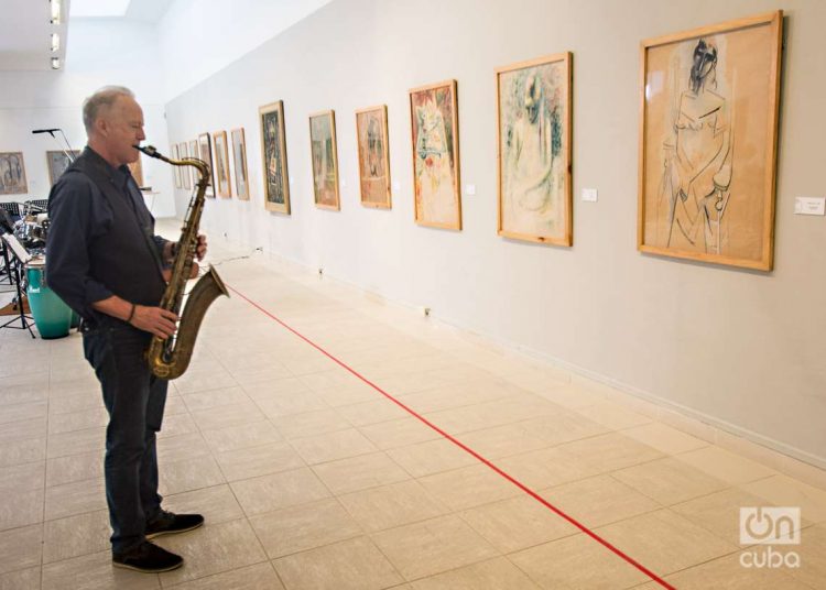 El músico estadounidense Ted Nash toca el saxofón durante un taller con jóvenes estudiantes cubanos, en el Museo Nacional de Bellas Artes, en La Habana. Foto: Otmaro Rodríguez.