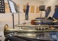 El músico estadounidense Ted Nash toca el saxofón durante un taller con jóvenes estudiantes cubanos, en el Museo Nacional de Bellas Artes, en La Habana. Foto: Otmaro Rodríguez.