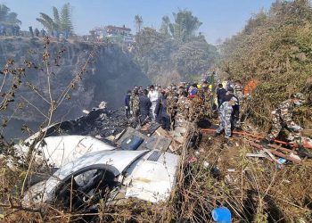 Fuerzas nepalíes trabajan en la búsqueda de lsa víctimas del accidente de un avión de la aerolínea Yeti Airlines en el distrito de Pokhara, el domingo 15 de enero de 2023. Foto: Bijaya Neupane / EFE.