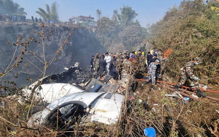 Fuerzas nepalíes trabajan en la búsqueda de lsa víctimas del accidente de un avión de la aerolínea Yeti Airlines en el distrito de Pokhara, el domingo 15 de enero de 2023. Foto: Bijaya Neupane / EFE.