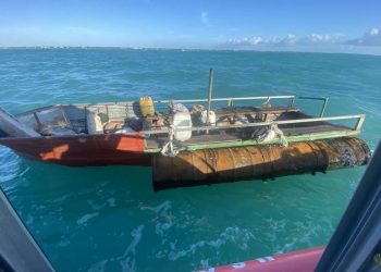 Imagen de una balsa interceptada frente a la costa de Isla Morada, en los Cayos de Florida, el el 4 de enero de 2023. Las personas fueron repatriadas a Cuba el 9 de enero de 2023. | Foto de la Guardia Costera.